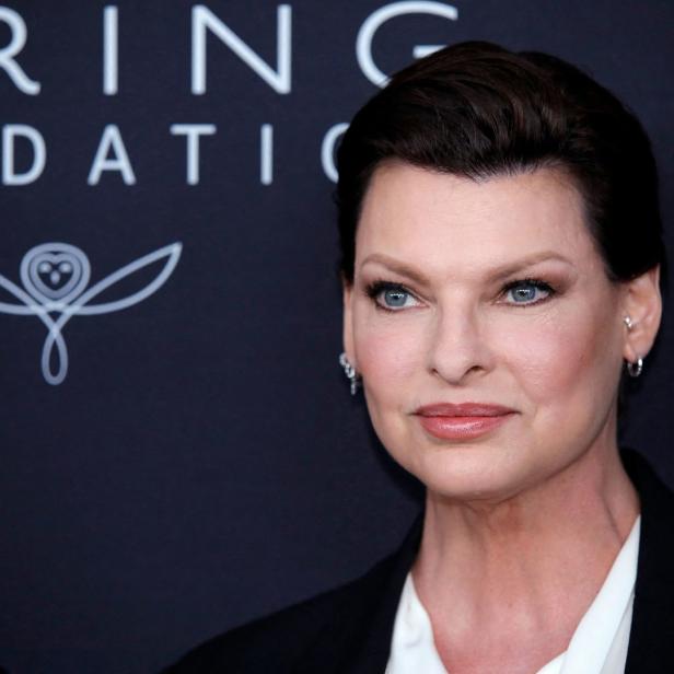 Linda Evangelista posiert vor dem Logo der Kering Foundation.