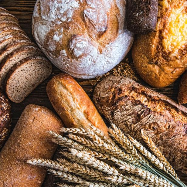 Ein Stillleben mit verschiedenen Brotsorten und Weizenähren.