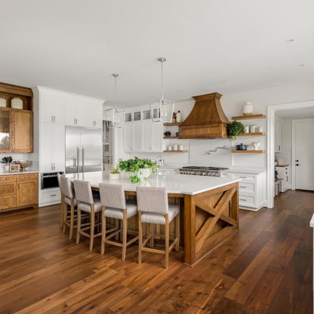 schöne Küche im Landhausstil mit viel Holz.