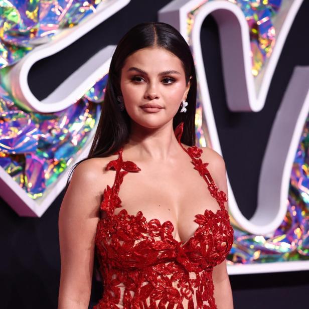 Selena Gomez im roten Kleid auf den VMAs.