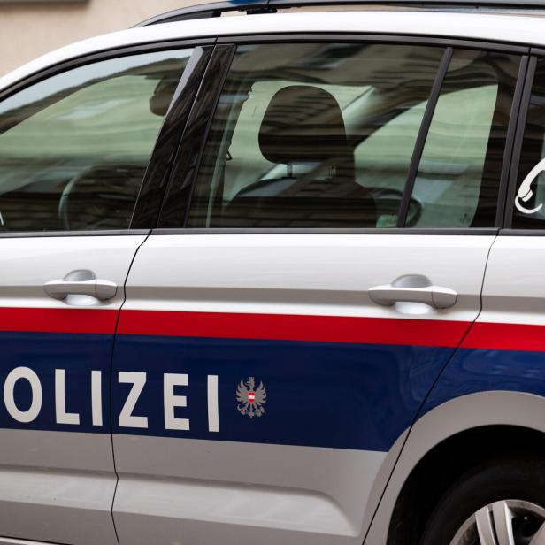 Der Schriftzug „Polizei“ auf einem österreichischen Polizeiauto.