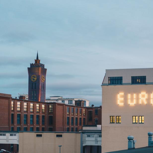 Das Wort „Europa“ leuchtet an der Fassade eines Gebäudes in Berlin.