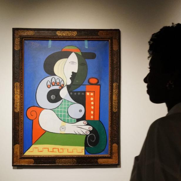 Das Gemälde „Femme à la montre“ hängt in einer Kunstgalerie.
