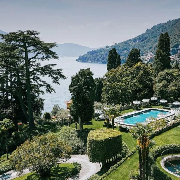 Ausblick auf den Comer See und den Pool vom Hotel Passalacqua in Italien.