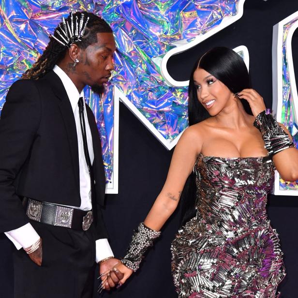 Cardi B und Offset halten Händchen auf dem roten Teppich der MTV Video Music Awards.