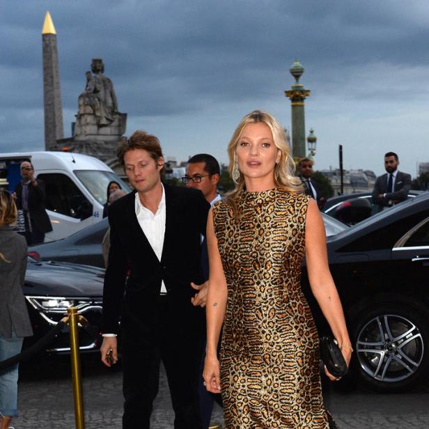 Kate Moss in einem Kleid mit Leopardenmuster in Paris.