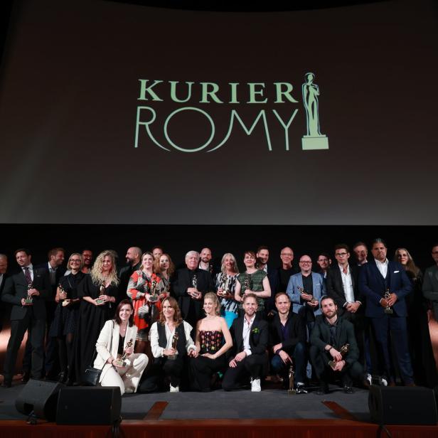 Eine Gruppe von Preisträgern posiert auf der Bühne der „Kurier Romy“-Verleihung.