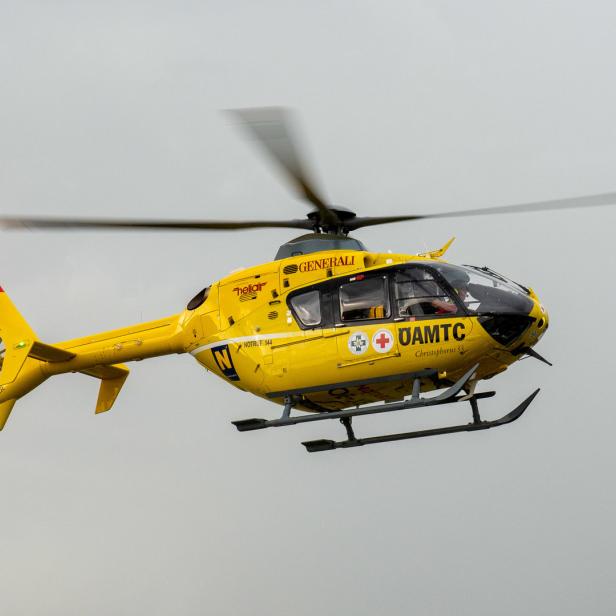 Ein gelber Christophorus Hubschrauber des ÖAMTC.