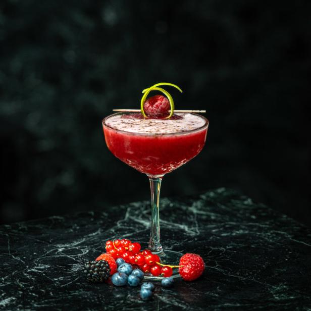 Ein „Gerry's Berries“ Gin-Cocktail mit Beeren garniert.