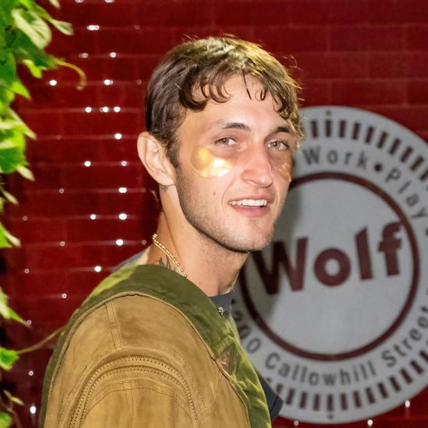 Anwar Hadid mit goldenen Augenpads.
