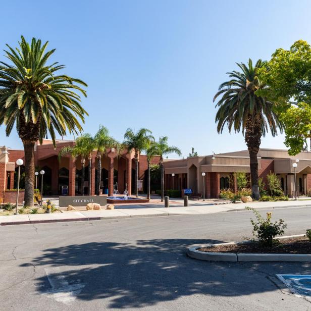 Das Rathaus von Loma Linda in Kalifornien an einem sonnigen Tag.