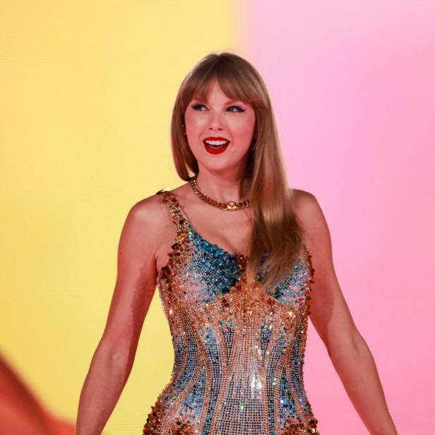 Taylor Swift im glitzernden Outfit auf der Bühne.