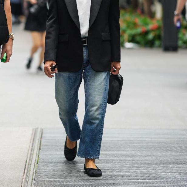 Marc Jacobs geht mit einem Blazer, Jeans und Ballerinas die Straße entlang.
