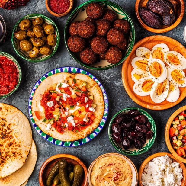 Eine Auswahl an israelischen Speisen, darunter Falafel, Hummus und Pita.