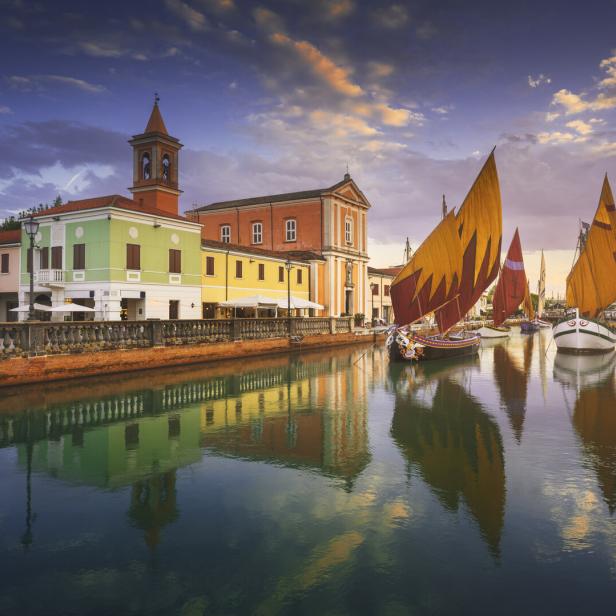 Bunte Häuser und traditionelle Segelboote im Hafen von Cesenatico an der Adria.