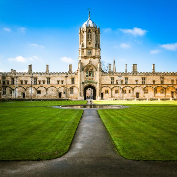 Der Innenhof der Universität Oxford mit gepflegtem Rasen und historischer Architektur.