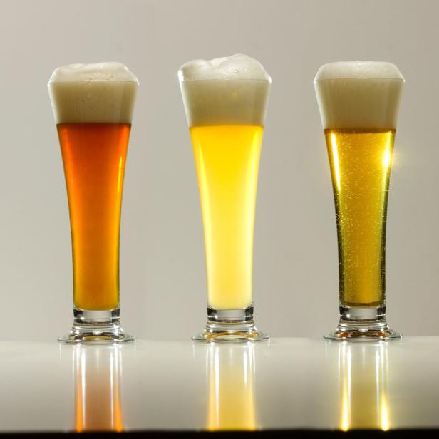 Drei Gläser mit verschiedenen Biersorten stehen nebeneinander.