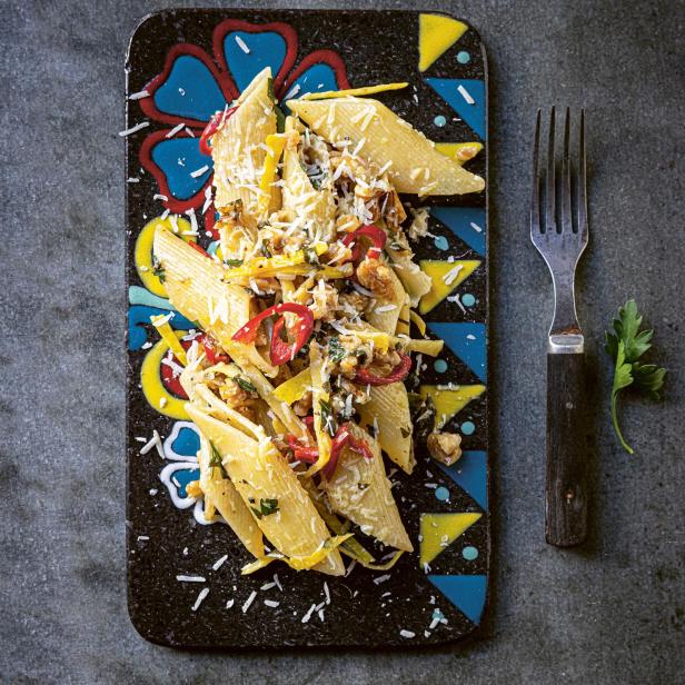 Penne mit Zitrone und Walnüssen.