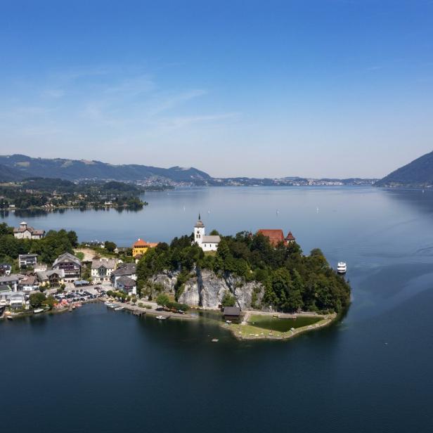 Luftaufnahme von Schloss Ort auf einer Insel im Traunsee.