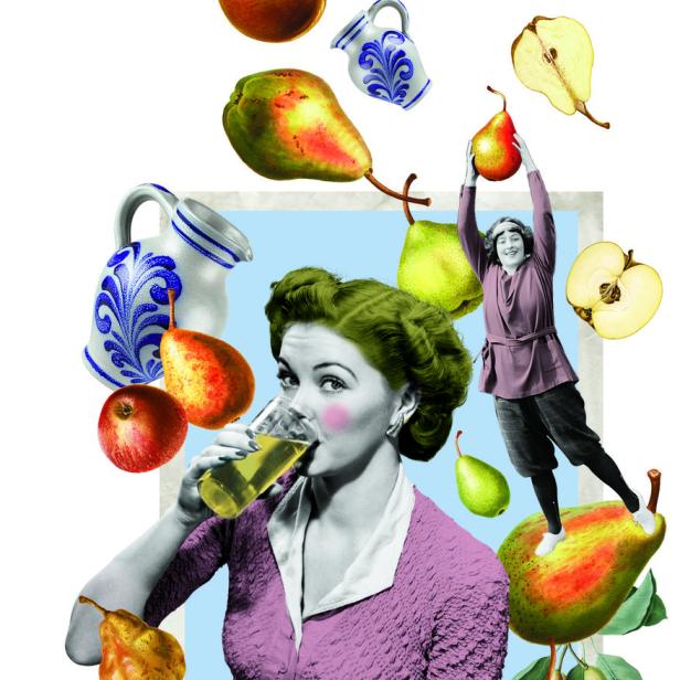 Eine Frau trinkt Saft, umgeben von Äpfeln, Birnen und Krügen.