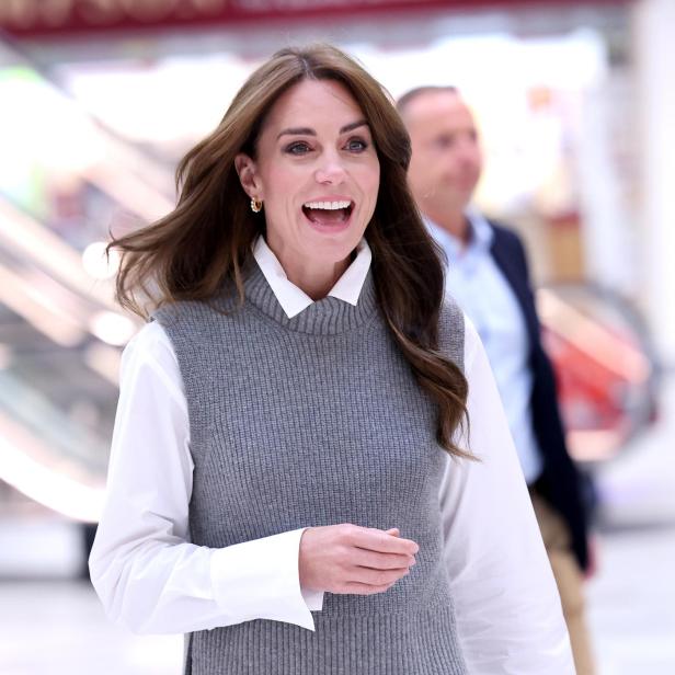 Prinzessin Kate im grauen Pollunder mit weißem Hemd untendrunter.