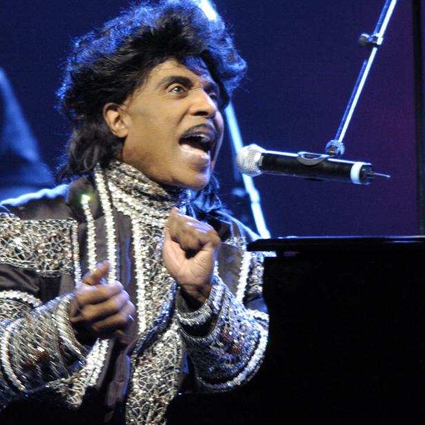 Little Richard singt am Klavier mit funkelndem Jackett.