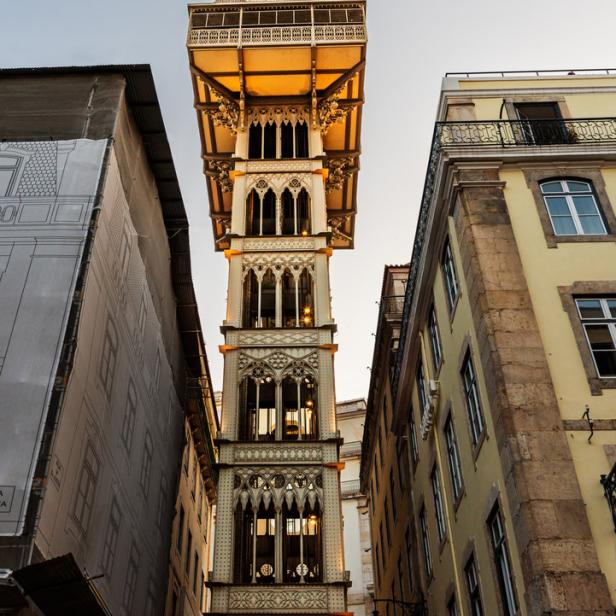 Der Elevador de Santa Justa, ein historischer Aufzug in Lissabon, Portugal.
