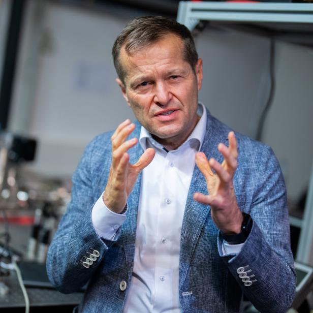 Physik-Nobelpreisträger Ferenc Krausz forscht an der Früherkennung von Krankheiten und organisiert Lernunterstützung für Kinder in der Ukraine.