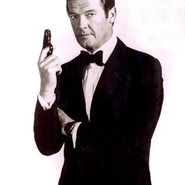 Roger Moore als James Bond mit einer Pistole in der Hand.