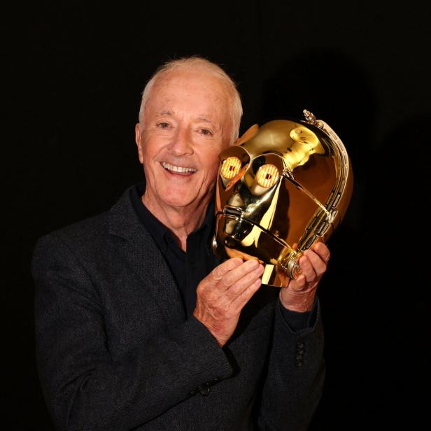 Anthony Daniels hält den Kopf der C-3PO-Figur aus „Star Wars“.