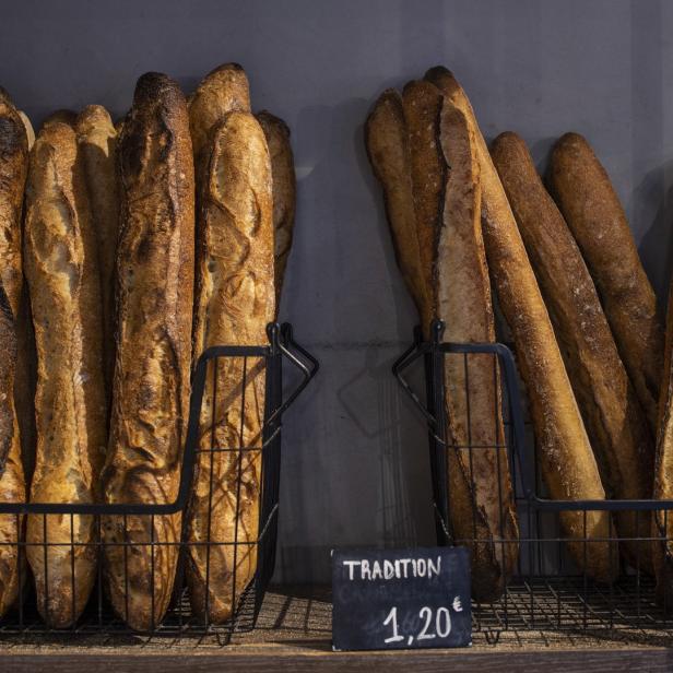 In zwei Körben liegen frisch gebackene Baguettes zum Verkauf.