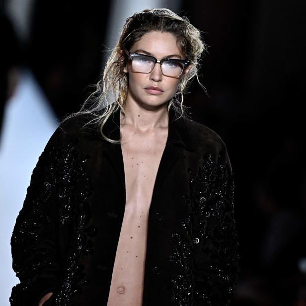 Gigi Hadid mit großer Brille auf dem Laufsteg.