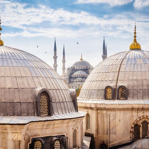 Blick auf die Blaue Moschee in Istanbul durch die Kuppeln eines anderen Gebäudes.