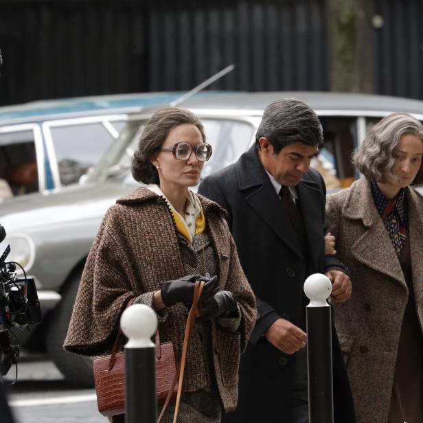 Angelina Jolie und andere Schauspieler drehen eine Szene in Paris.
