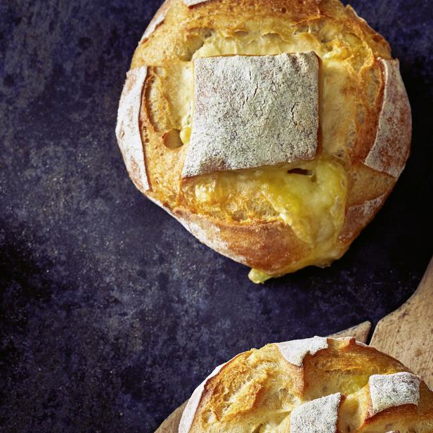 Zwei Camembert-Brote auf einem dunklen Hintergrund.