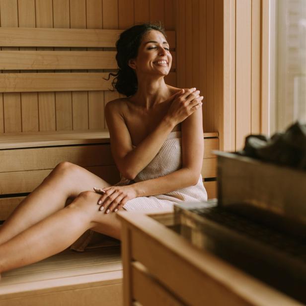 Frau entspannt in der Sauna.