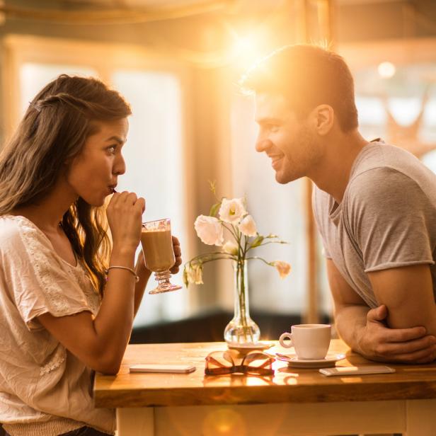 Ein Mann und eine Frau bei einem Date in einem Café.