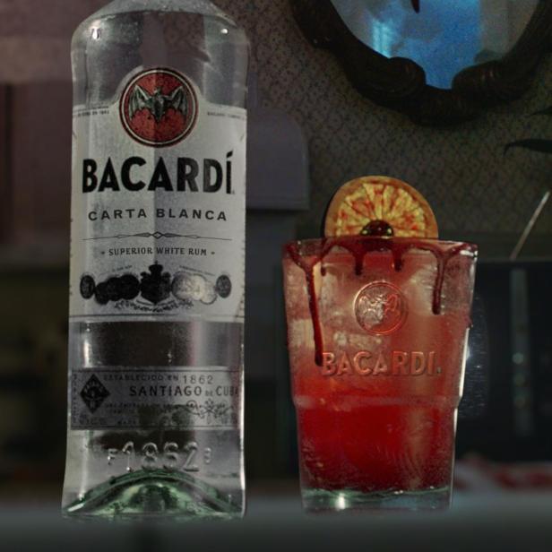 Eine Flasche Bacardí Carta Blanca und ein „The Blood Moon“-Cocktail.