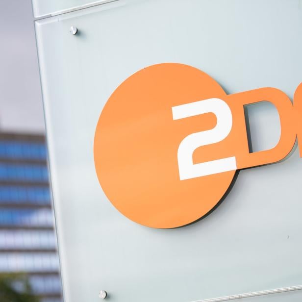 Das Logo des Fernsehsenders ZDF an einer Glasfassade.