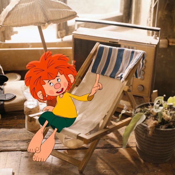 Pippi Langstrumpfs rothaariger Freund sitzt auf einem Liegestuhl in einer Werkstatt.