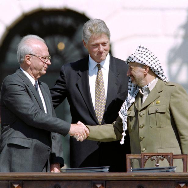 Bill Clinton zwischen PLO-Führer Yasser Arafat und dem israelischen Premierminister Yitzahk Rabin.