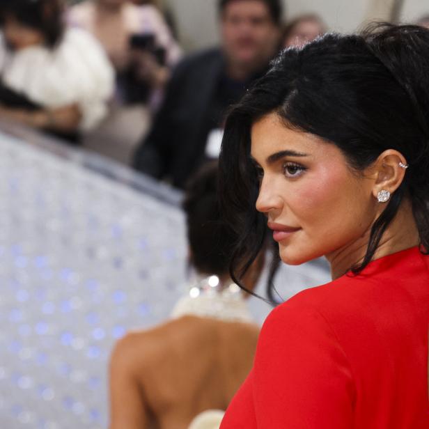 Kylie Jenner in einem roten Kleid auf dem roten Teppich.