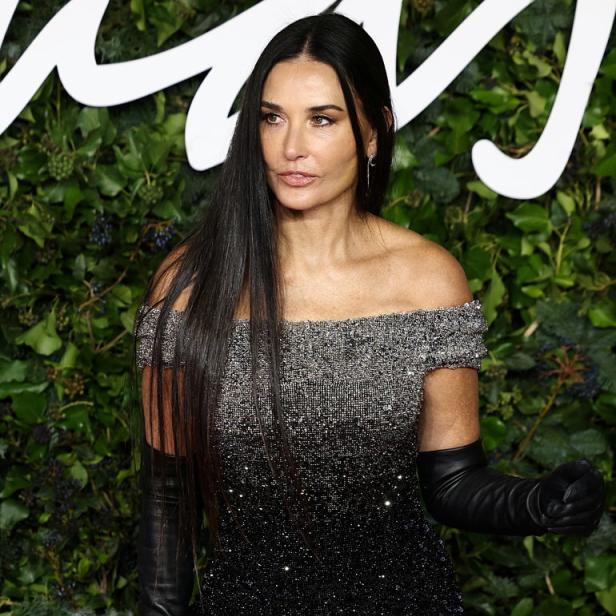 Demi Moore in einem schulterfreien, glitzernden Kleid und langen Handschuhen.