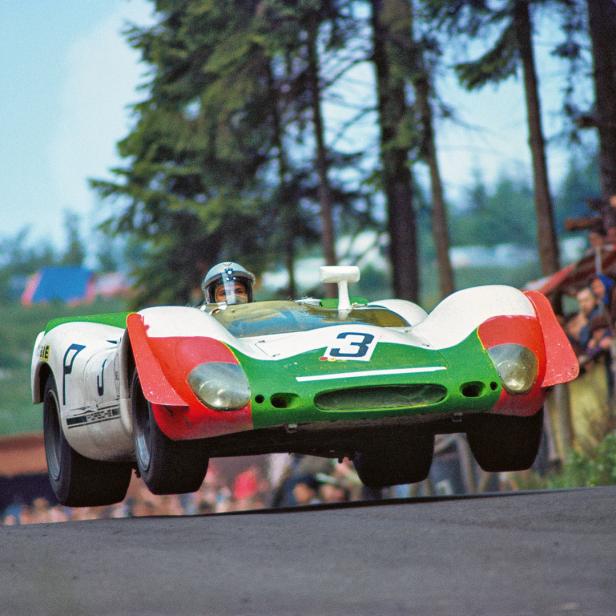 Ein Porsche 917 mit der Nummer 3 hebt während eines Rennens von der Strecke ab.