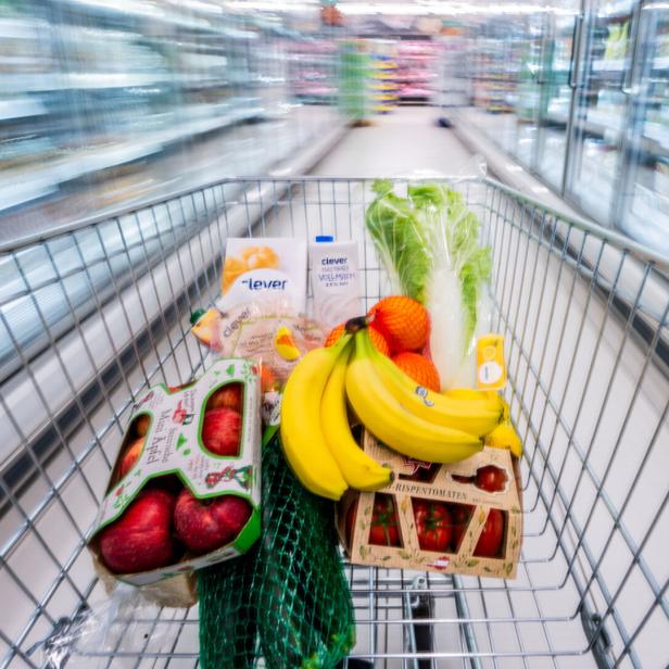 Ein Einkaufswagen voller Lebensmittel in einem Supermarkt.