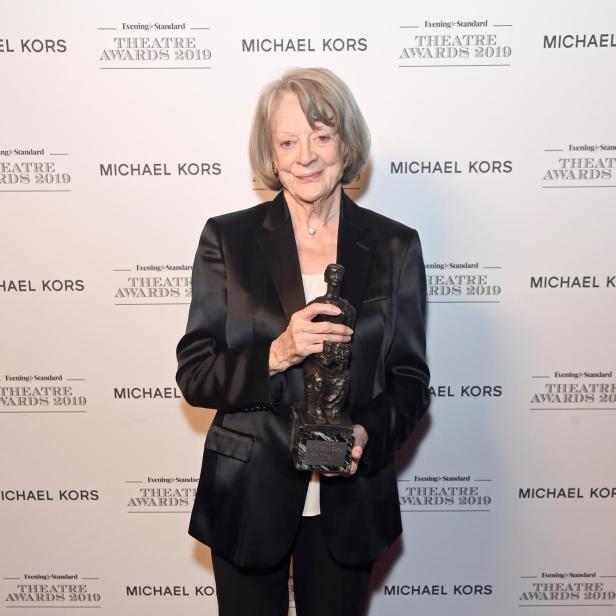 Maggie Smith auf dem roten Teppich mit Award in der Hand.