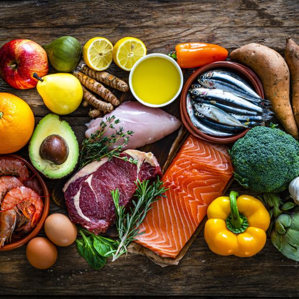 Eine Auswahl an gesunden Lebensmitteln, darunter Obst, Gemüse, Fisch und Fleisch.