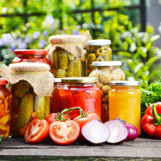 Einmachgläser mit Gurken, Marmelade, Paprika etc.