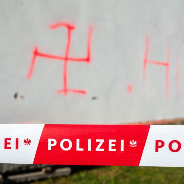 Hakenkreuz bei Brandanschlag auf den jüdischen Teil des Zentralfriedhofs. 