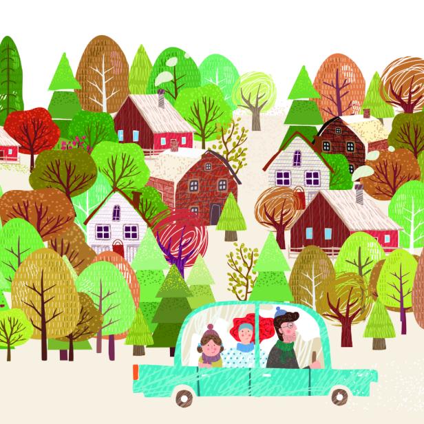Eine Familie fährt mit einem blauen Auto durch eine Waldlandschaft mit Häusern.